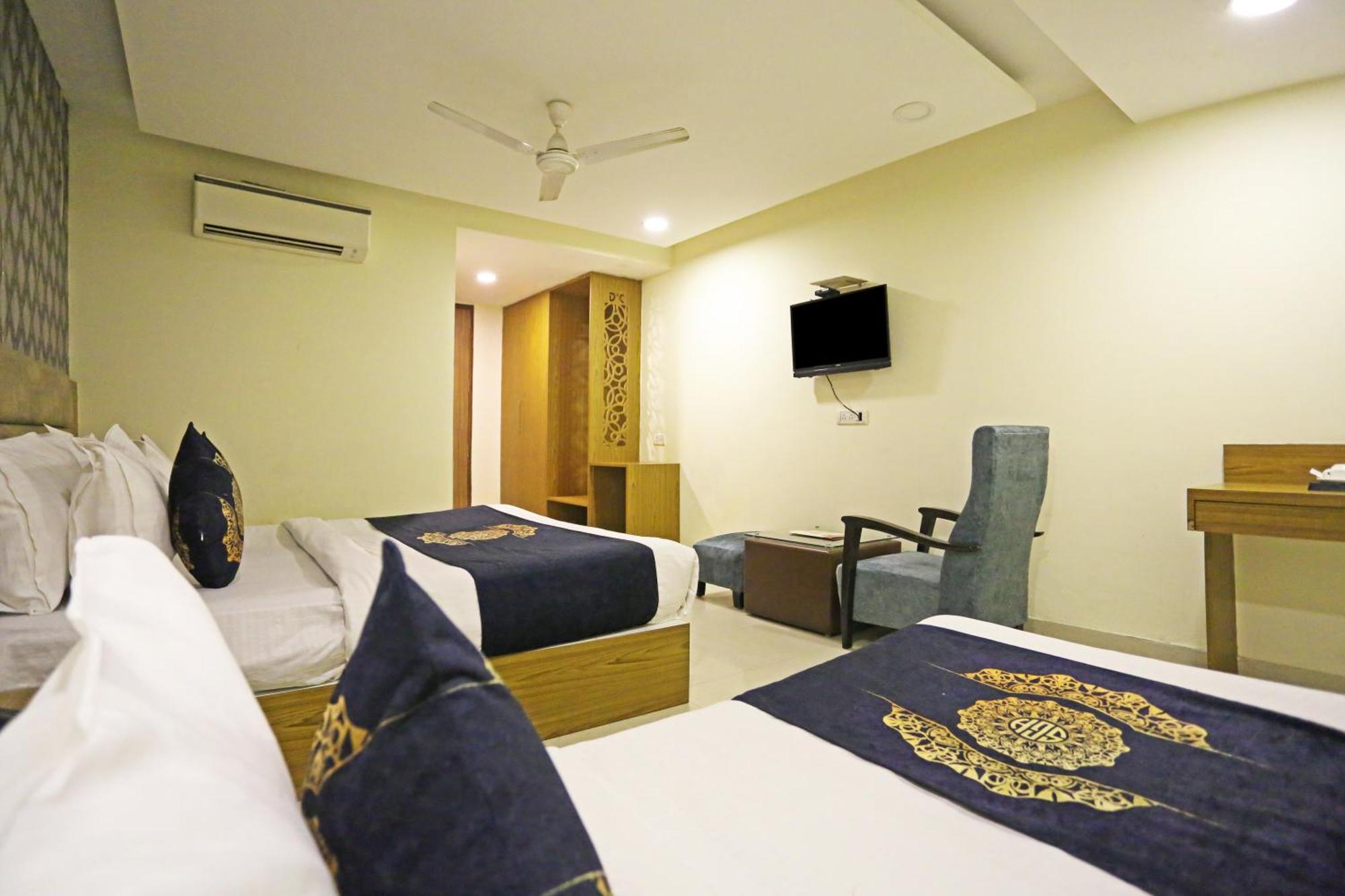 Hotel D'Capitol - Delhi Airport Nuova Delhi Esterno foto